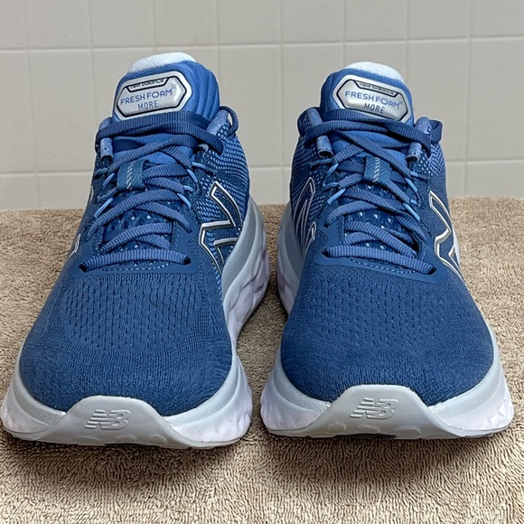 New Balance Fresh Foam More v3 Womens Size 10 Running Shoes Blue BARELY WORN - Picture 3 of 8